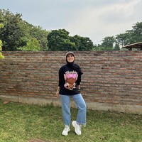 Tya Ariestya dikenal sebagai duta Taekwondo Indonesia, membuatnya melekat dengan gaya wanita tomboi. Tya kemudian mengumumkan di akun Instagramnya jika ia sedang belajar untuk memakai hijab pada Januari 2022. Ia meminta doa kepada warganet agar senantiasa istiqomah. Bismillahirahmanirahim, semoga semuanya dilancarkan dan belajarnya dimudahkan dan pastinya aku tetap menjadi aku yang seperti biasa. Doakan yang penting istiqomah, tulis Tya. Foto: Dok. Instagram @tya_ariestya.