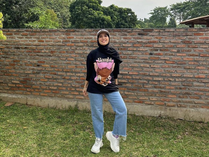 Tya Ariestya pakai hijab.