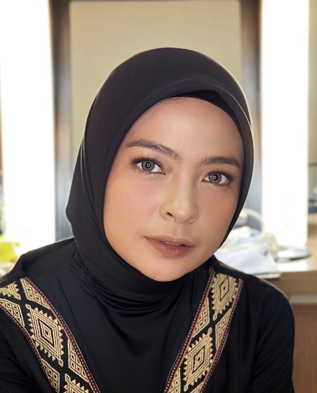 Profesi sebagai vokalis grup band rock, Tantri Kotak sering tampil tomboi serba hitam. Wanita yang mempunyai nama lengkap Tadrila Sari itu mantap berhijab pada 2018. Ia pun terus manggung usai mantap berhijab dan mendapatkan sambutan positif dari penggemar. Foto: Dok. Instagram @tantrisyalindri.