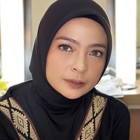 Profesi sebagai vokalis grup band rock, Tantri Kotak sering tampil tomboi serba hitam. Wanita yang mempunyai nama lengkap Tadrila Sari itu mantap berhijab pada 2018. Ia pun terus manggung usai mantap berhijab dan mendapatkan sambutan positif dari penggemar. Foto: Dok. Instagram @tantrisyalindri.