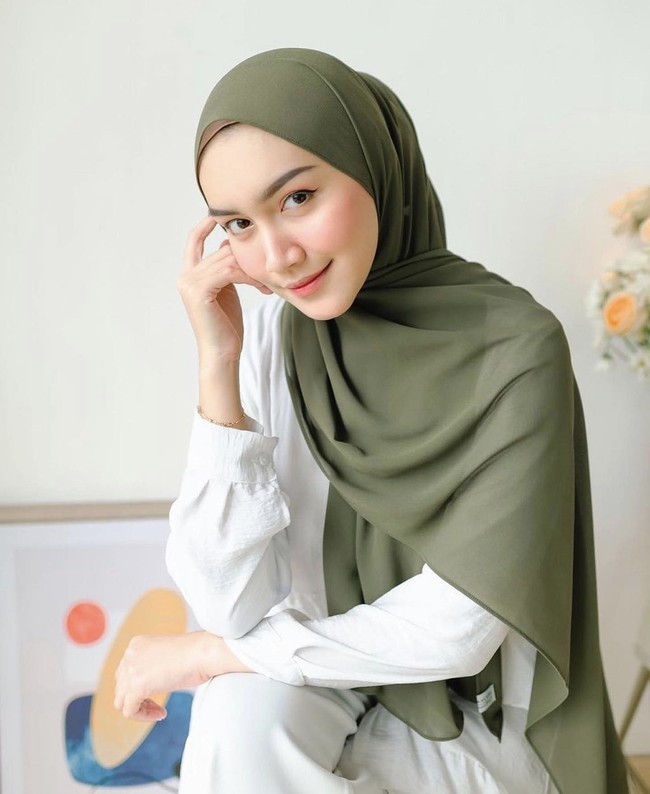 Melody Prima dulu dikenal dengan gayanya yang tomboi, begitu juga dengan peran-perannya dalam FTV dan sinetron. Penampilan wanita yang lahir pada 18 Januari 1995 itu berubah drastis, semenjak mantap mengenakan hijab pada 2018. Kini ia kerap menjadi brand ambassador, model dan kolaborasi dengan brand hijab ternama. Gaya OOTD Melody kini menjadi inspirasi hijabers Tanah Air. Foto: Dok. Instagram @melodyprima.