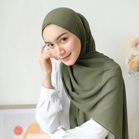 Melody Prima dulu dikenal dengan gayanya yang tomboi, begitu juga dengan peran-perannya dalam FTV dan sinetron. Penampilan wanita yang lahir pada 18 Januari 1995 itu berubah drastis, semenjak mantap mengenakan hijab pada 2018. Kini ia kerap menjadi brand ambassador, model dan kolaborasi dengan brand hijab ternama. Gaya OOTD Melody kini menjadi inspirasi hijabers Tanah Air. Foto: Dok. Instagram @melodyprima.