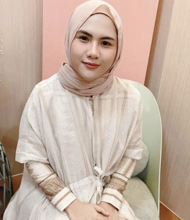 Selanjutnya Evelin Nada Anjani juga identik dengan gaya tomboi. DJ yang lahir pada 24 Januari 1992 itu pernah tampil berhijab. Penampilannya langsung dipuji oleh warganet. Masyaallah cantik.. semoga istiqomah yah😊, ucap akun @nurulkhairu19. Cantik banget Masya Allah..😊, puji @bjeng421. Foto: Dok. Instagram @evelinnadaanjani.