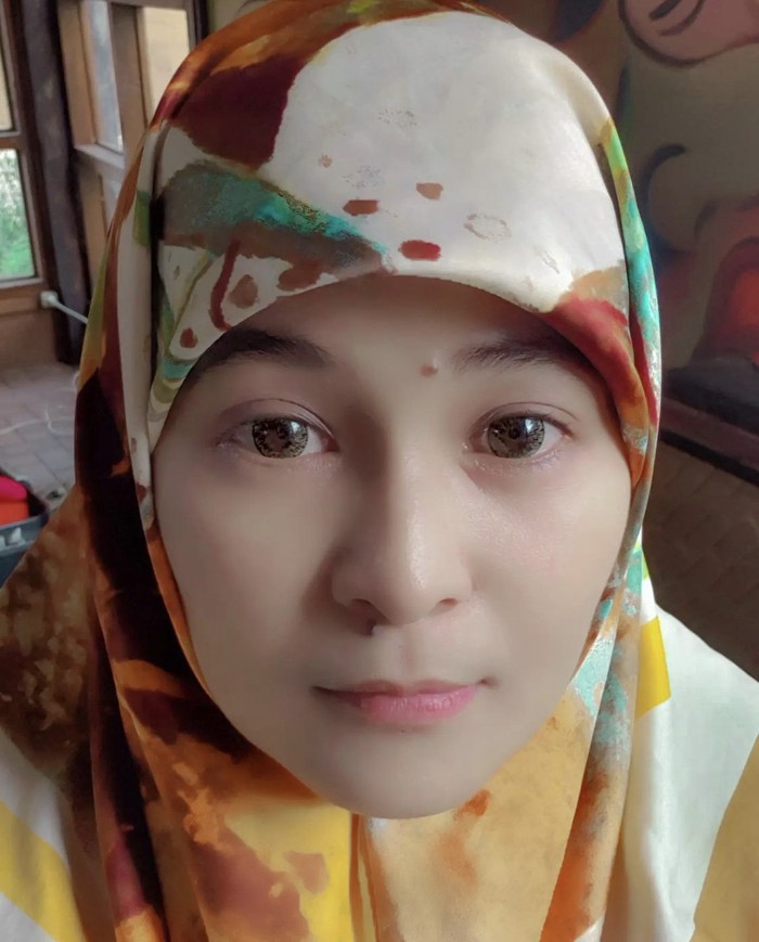Mita The Virgin pakai hijab.