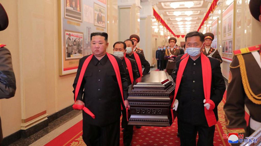 Potret Kim Jong Un Ikut Bawa Peti Mati Jenderal Korut