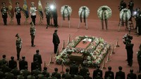 Televisi pemerintah Korea Utara KRT pada Senin (23/5) merilis rekaman langka pemimpin Kim Jong Un membawa peti mati pejabat tinggi militer di pemakaman.