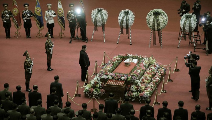Potret Kim Jong Un Ikut Membawa Peti Mati Jenderal Korut SENSITIVE MATERIAL. THIS IMAGE MAY OFFEND OR DISTURB North Korean leader Kim Jong Un pays his respects as Marshal of the Korean People's Army and general adviser to the Ministry of Defence Hyon Chol Hae lies in state, in Pyongyang, North Korea, in this undated photo released by North Korea's Korean Central News Agency (KCNA) on May 21, 2022. KCNA via REUTERS ATTENTION EDITORS - THIS IMAGE WAS PROVIDED BY A THIRD PARTY. REUTERS IS UNABLE TO INDEPENDENTLY VERIFY THIS IMAGE. NO THIRD PARTY SALES. SOUTH KOREA OUT. NO COMMERCIAL OR EDITORIAL SALES IN SOUTH KOREA.