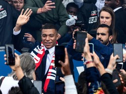 Pada akhir pekan lalu, Kylian Mbappe disebut-sebut menghubungi Presiden Madrid Florentino Perez secara pribadi untuk memberitahukan bahwa dia memilih bertahan di PSG. Meski begitu, Mbappe tak menutup kans hengkang di masa depan. Franck Fife/AFP via Getty Images
