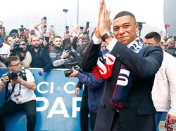 Tidak sedikit yang mengira Kylian Mbappe bertahan karena tak sanggup menolak tawaran gaji selangit dari Les Parisiens. Namun, Mbappe menegaskan keputusannya bertahan lebih karena tertarik dengan rencana PSG di masa depan. Julien Hekimian/PSG via Getty Images