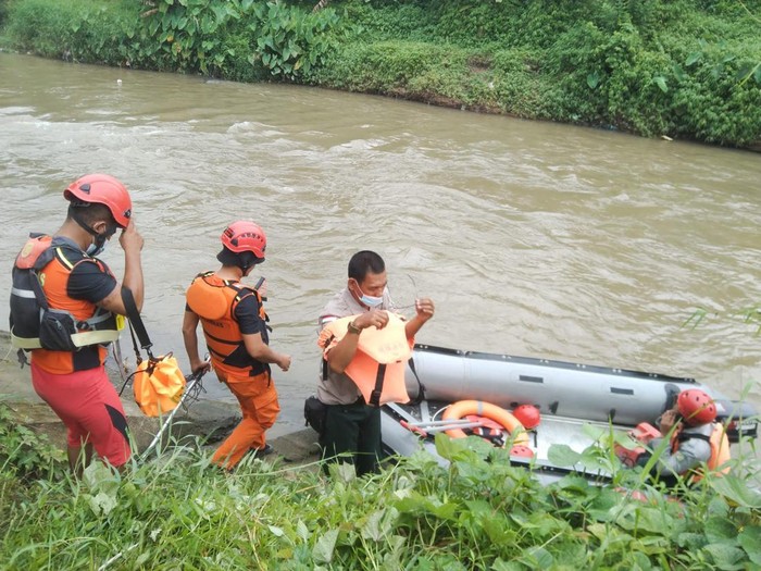 Proses pencarian Juned oleh Tim SAR Medan