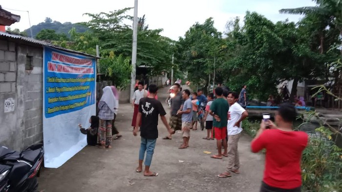 Puluhan warga pasang spanduk penolakan lahan perluasan sampah di TPA Kebon Kongok, Lombok Barat.