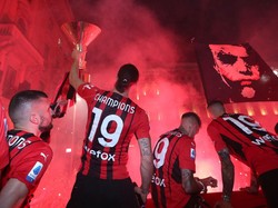 Dalam perayaan gelar juaranya, Ibrahimovic menyinggung janjinya itu. Pemain yang kini sudah berusia 40 tahun itu senang bisa melunasinya. AC Milan via Getty Images