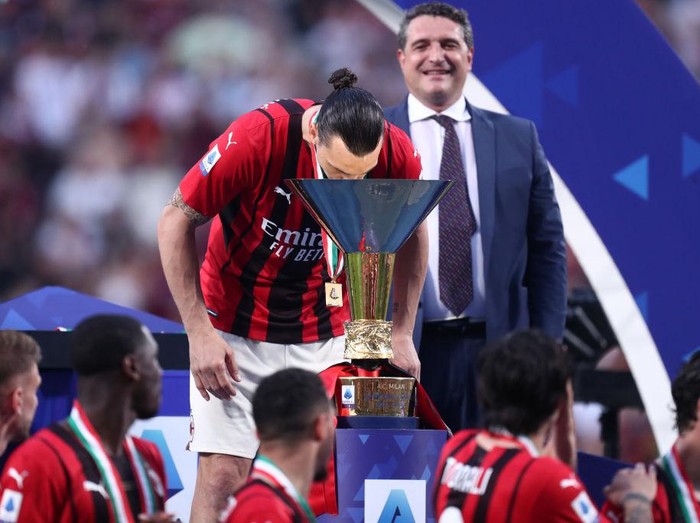 REGGIO NELL'EMILIA, ITALY - MAY 22: Zlatan Ibrahimovic of AC Milan  celebrates with the trophy after winning the championship after the Serie A match between US Sassuolo and AC Milan at Mapei Stadium - Citta' del Tricolore on May 22, 2022 in Reggio nell'Emilia, Italy. (Photo by Sportinfoto/vi/DeFodi Images via Getty Images)
