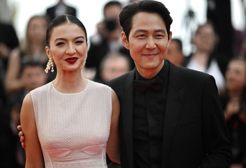 Indonesian actress Raline Shah and South-Korean actor and director Lee Jung-Jae arrive for the screening of the film