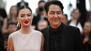Saat hadir di Cannes tahun 2022, Lee Jung Jae terpotret bersama artis Indonesia Raline Shah. (Foto: AFP via Getty Images/LOIC VENANCE) Saat hadir di Cannes tahun 2022, Lee Jung Jae terpotret bersama artis Indonesia Raline Shah. (Foto: AFP via Getty Images/LOIC VENANCE)