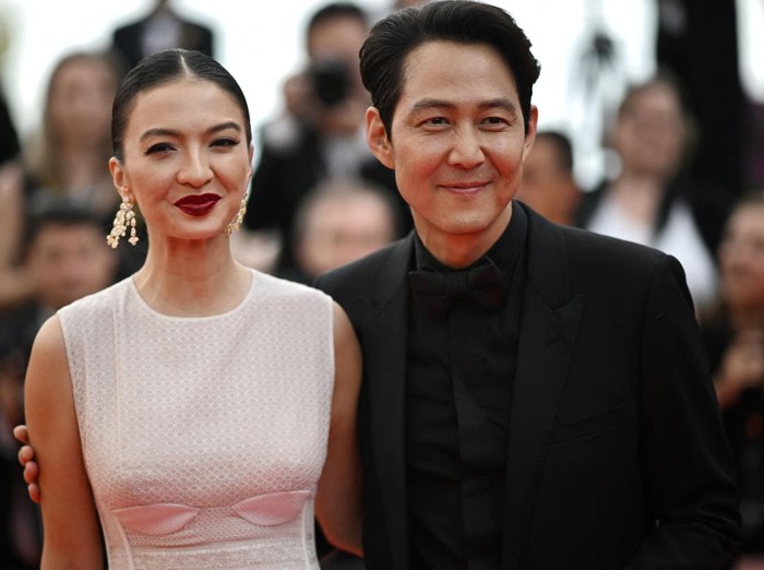 Indonesian actress Raline Shah and South-Korean actor and director Lee Jung-Jae arrive for the screening of the film 