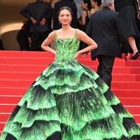 Raline Shah eksis di Cannes Film Festival 2022. Aktris 36 tahun itu mewakili Asia datang untuk menyaksikan menyaksikan premier film Forever Young (Les Amandiers). Foto: Getty Images