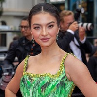 Tidak ketinggalan, satu set perhiasan bertakhtakan batu Emerald dari Chopard ikut menyempurnakan penampilan bintang film ‘5 cm’ ini. Saking mewahnya perhiasan tersebut, ia harus ditemani seorang pengawal. (Foto: Getty Images)