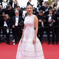 Sementara di hari kedua, bintang film 5 Cm itu tampak elegan dengan gaun dari desainer Sapto Djojokartiko. Foto: Getty Images/Andreas Rentz