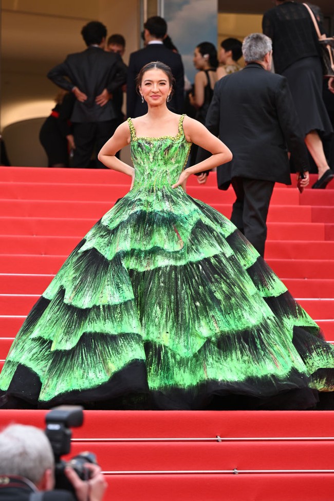 Bagian torso dipenuhi hiasan payet dan sequin, sementara roknya terlihat dramatis dengan motif Aurora Borealis yang dilukis dengan tangan. Foto: Stephane Cardinale - Corbis/Corbis via Getty Images