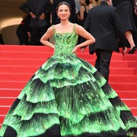 Bagian torso dipenuhi hiasan payet dan sequin, sementara roknya terlihat dramatis dengan motif Aurora Borealis yang dilukis dengan tangan. Foto: Stephane Cardinale - Corbis/Corbis via Getty Images