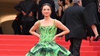 7 Gaya Raline Shah di Cannes yang Curi Perhatian, Gaya Glamor Dramatis