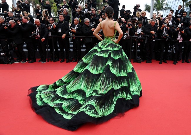 “Malam pertama yang indah di Cannes di red carpet untuk screening film “Les Amandiers (Forever Young)”,” tulis Raline Shah pada caption foto Instagram. Foto: Pascal Le Segretain/Getty Images