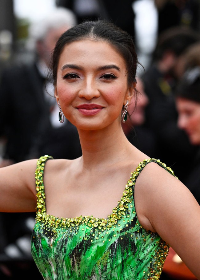 Kecantikan alami Raline Shah terpancar dengan riasan tipis bernuansa nude. Foto: Gareth Cattermole/Getty Images