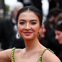 Kecantikan alami Raline Shah terpancar dengan riasan tipis bernuansa nude. Foto: Gareth Cattermole/Getty Images