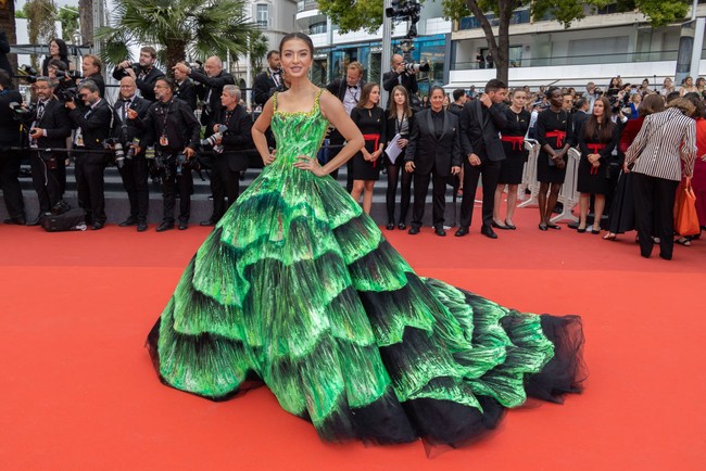 Raline Shah tampil di red carpet Cannes Film Festival 2022 pada Minggu (22/5/2022). Ia hadir untuk menyaksikan premier film Forever Young (Les Amandiers)”. Foto: Marc Piasecki/FilmMagic
