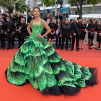 Raline Shah tampil di red carpet Cannes Film Festival 2022 pada Minggu (22/5/2022). Ia hadir untuk menyaksikan premier film Forever Young (Les Amandiers)”. Foto: Marc Piasecki/FilmMagic