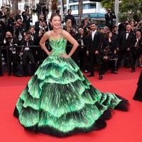 Setelah Anggun, giliran Raline Shah yang tebar pesona. Aktris 37 tahun itu mendapat kesempatan menyambangi premier film Forever Young (Les Amandiers). Tampil pula di perhelatan tersebut, aktris senior Sharon Stone. (Foto: Mike Marsland/WireImage)