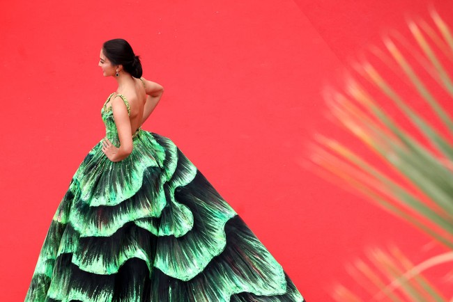 Untuk momen spesial itu, Raline Shah mengandalkan ballgown bervolume rancangan Michael Cinco. Bagian torso dipenuhi hiasan payet dan sequin, sementara roknya terlihat dramatis dengan motif Aurora Borealis yang dilukis dengan tangan. (Foto: Getty ImagesVittorio Zunino Celotto/Getty Images)