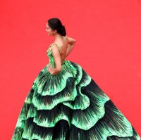 Untuk momen spesial itu, Raline Shah mengandalkan ballgown bervolume rancangan Michael Cinco. Bagian torso dipenuhi hiasan payet dan sequin, sementara roknya terlihat dramatis dengan motif Aurora Borealis yang dilukis dengan tangan. (Foto: Getty ImagesVittorio Zunino Celotto/Getty Images)