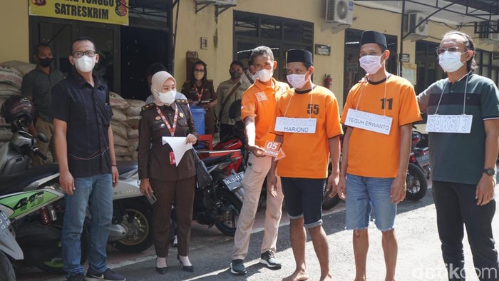 rekonstruksi kasus preman dikeroyok tewas