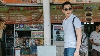 Siapa bilang tak bisa pamer pose keren saat jajan di pujasera? Foto Rezky ini menunjukkan sebaliknya. Ia tampak bergaya dulu sebelum jajan di Pertok.