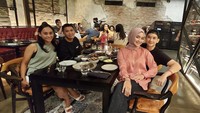 Dinner timeeee, tulis Rezky di keterangan foto. Ia mampir ke restoran spesialis daging yang terkenal di Bali. Tentunya ditemani sang istri tercinta!