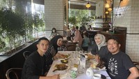 Sepertinya steak jadi menu favorit Rezky. Ia tampak memesan menu serupa saat makan bareng Ciki dan kerabat mereka di sebuah kafe bistro.