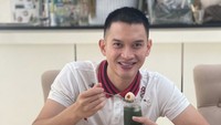 Rezky ternyata sosok orang yang menjaga kebugaran. Ia mengonsumsi klorofil yang punya banyak manfaat untuk tubuh dan diimbangi dengan konsumsi buah hingga sayur.