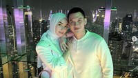 Makan di restoran dengan pemandangan kota dari ketinggian yang istimewa, Rezky dan Ciki sempatkan foto. Loveyou, tulis Ciki di keterangan foto.