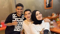 Belum lama ini mereka mampir makan di warung bakso milik Pak Muh, ayah selebgram Fadil Jaidi. Citra Kirana yang akrab disapa Ciki ini memuji bakso buatan Pak Muh yang enak.