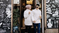Menggunakan pakaian serasi, Rezky dan Ciki juga pose di depan kafe yang mereka sambangi. Keduanya seperti artis Korea ya!