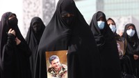 Seperti dilansir AFP, Senin (23/5/2022), Korps Garda Revolusi Iran, yang merupakan sayap ideologis dari militer Iran, mengidentifikasi anggotanya yang bernama Sayyad Khodai dan berpangkat Kolonel tewas usai ditembak dua pelaku yang mengendarai sepeda motor di Teheran pada Minggu (22/5) sore.