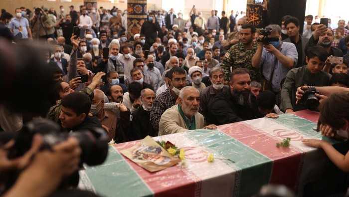 Kolonel Garda Revolusi Iran Sayad Khodai tewas ditembak pada Minggu (22/5) lalu. Ribuan warga Iran hadiri prosesi pemakaman Khodai di Teheran