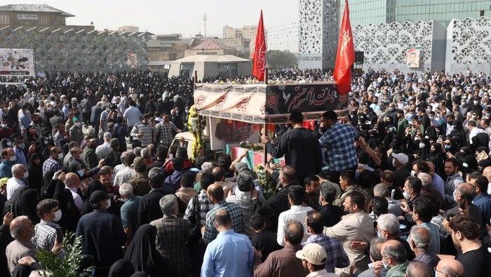 Ribuan Warga Hadiri Pemakaman Kolonel Iran yang Tewas Ditembak Kolonel Garda Revolusi Iran Sayad Khodai tewas ditembak pada Minggu (22/5) lalu. Ribuan warga Iran hadiri prosesi pemakaman Khodai di Teheran