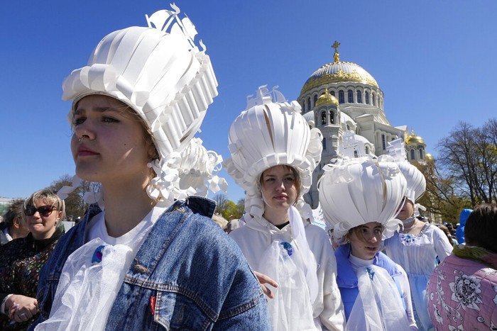 Russia Daily Life People walk down the Nevsky prospect, the central avenue of St. Petersburg, Russia, Monday, May 23, 2022. (AP Photo)