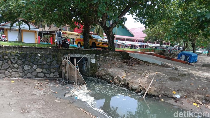 Saluran pembuangan air limbah menuju Pantai Pangandaran.