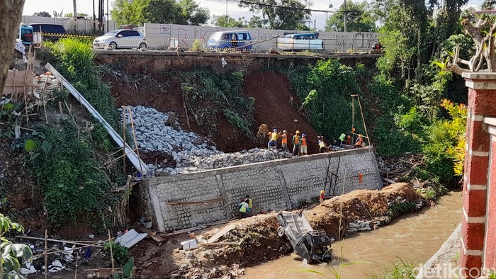 Sebuah mobil jenis pikap terjun ke jurang setinggi sekitar 10 meter di Cilebut, Kota Bogor, Jabar. Sopir pikap terluka akibat kejadian itu. (M Sholihin/detikcom)