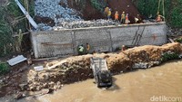Lokasi kejadian berada di di Jalan Raya Cilebut, Kecamatan Sukaresmi, Tanahsareal, Kota Bogor atau persisnya di proyek pembangunan Tembok Penahan Tebing (TPT) Jalan Raya Cilebut. (M Sholihin/detikcom)