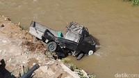 Terlihat hampir seluruh bodi pikap tersebut sudah tercebur ke sungai. (M Sholihin/detikcom)
